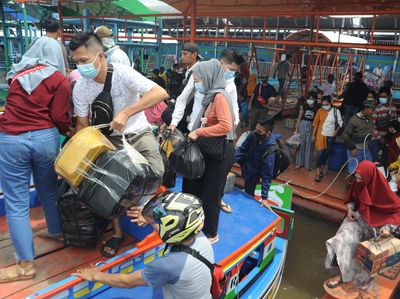 Potret Warga di Sumsel Ramai-ramai Mudik Awal Naik Kapal