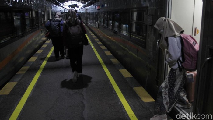 Sejumlah pemudik tiba di Stasiun Yogyakarta, Rabu (5/5/2021). Sebanyak 13 ribu orang meninggalkan Yogyakarta dengan naik kereta api sebelum larangan mudik lebaran berlaku pada 6 - 17 Mei 2021.
