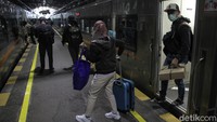 Sejumlah pemudik tiba di Stasiun Yogyakarta, Rabu (5/5/2021). Sebanyak 13 ribu orang meninggalkan Yogyakarta dengan naik kereta api sebelum larangan mudik lebaran berlaku pada 6 - 17 Mei 2021.   