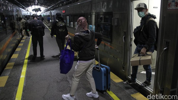 Sejumlah pemudik tiba di Stasiun Yogyakarta, Rabu (5/5/2021). Sebanyak 13 ribu orang meninggalkan Yogyakarta dengan naik kereta api sebelum larangan mudik lebaran berlaku pada 6 - 17 Mei 2021.