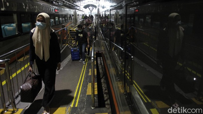 Sejumlah pemudik tiba di Stasiun Yogyakarta, Rabu (5/5/2021). Sebanyak 13 ribu orang meninggalkan Yogyakarta dengan naik kereta api sebelum larangan mudik lebaran berlaku pada 6 - 17 Mei 2021.
