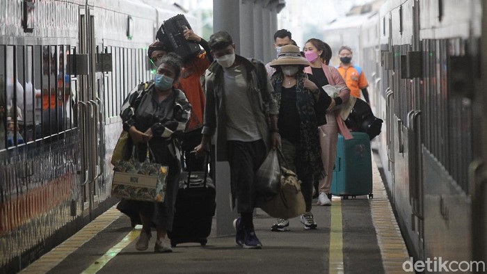 Sejumlah pemudik tiba di Stasiun Yogyakarta, Rabu (5/5/2021). Sebanyak 13 ribu orang meninggalkan Yogyakarta dengan naik kereta api sebelum larangan mudik lebaran berlaku pada 6 - 17 Mei 2021.