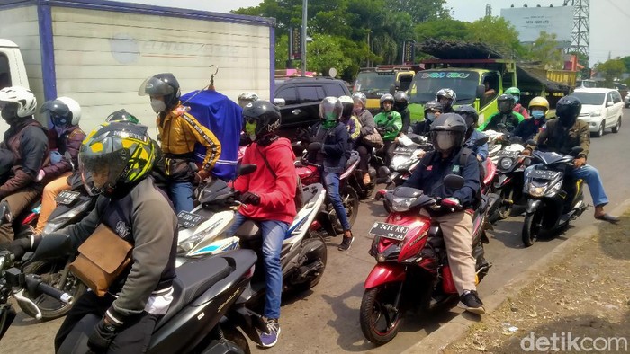 Jelang penyekatan pemudik, volume kendaraan melintas jalur Pantura meningkat
