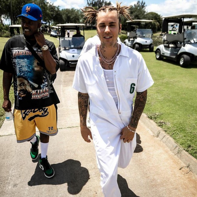 Beberapa waktu lalu Justin Bieber tampil dengan gaya rambut dreadlocks yang menuai kontroversi. Pelantun lonely itu dinilai menghina budaya karena tampil ala rambut khas orang Afrika. Foto: Dok. Instagram