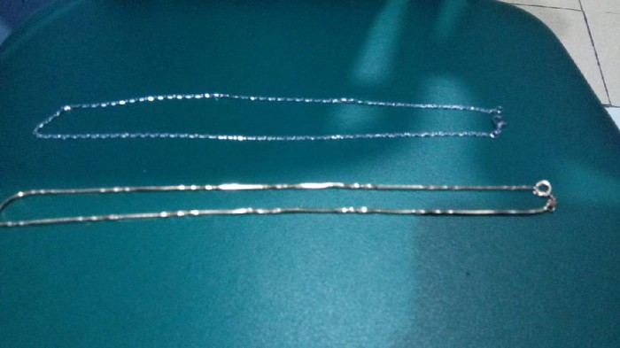 Kalung 15 gram jadi barang bukti kasus pencurian toko emas di Ciputat, Tangerang Selatan.