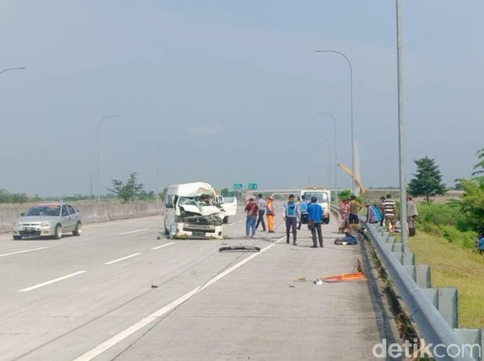 Minibus pemudik menabrak truk di Tol Madiun KM 603.200 A arah Caruban. Empat dari 10 penumpang mengalami luka-luka dalam kecelakaan tersebut.