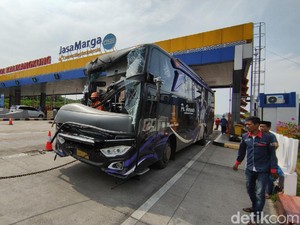Hendak Jemput Penumpang dari Tangerang, Bus Ini Kecelakaan di Tol Semarang