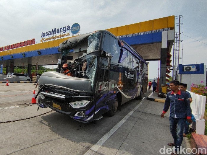 Kecelakaan truk dan bus di Tol Kalikangkung Semarang, Rabu (5/5/2021).
