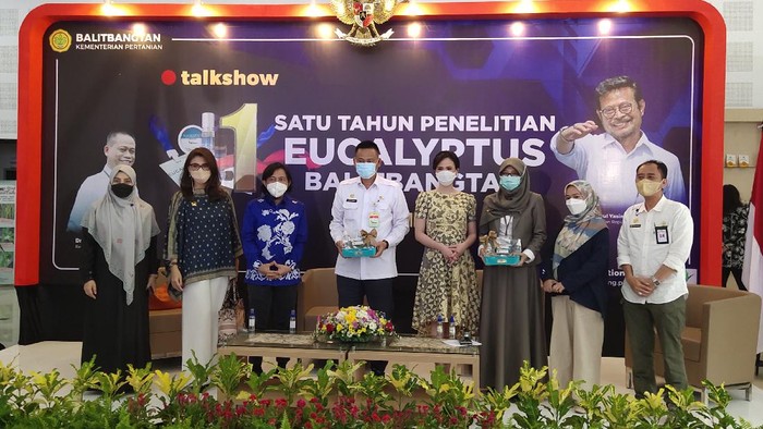 Kementerian Pertanian (Kementan) telah meluncurkan produk yang diklaim antivirus Corona. Produk tersebut berbasis eucalyptus. Bergini penampakannya: