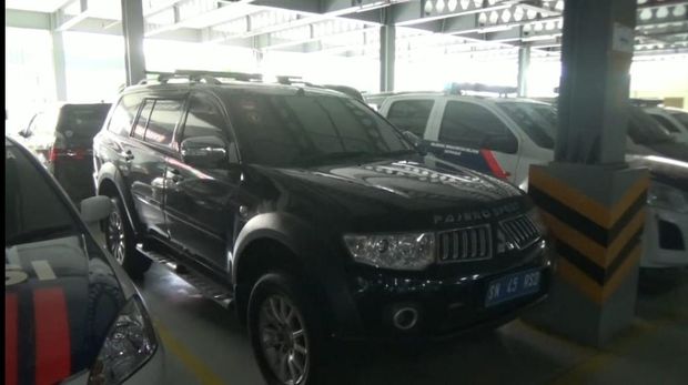 Kendaraan Mitsubishi Pajero bernomor polisi SN-45-RSD yang dikendarai oleh pria bernama Rusdi Karepesina (55) di Tol Cawang. Pria tersebut mengaku sebagai Jenderal Muda di 'Negara Kekaisaran Sunda Nusantara' (Dok Polda Metro Jaya)