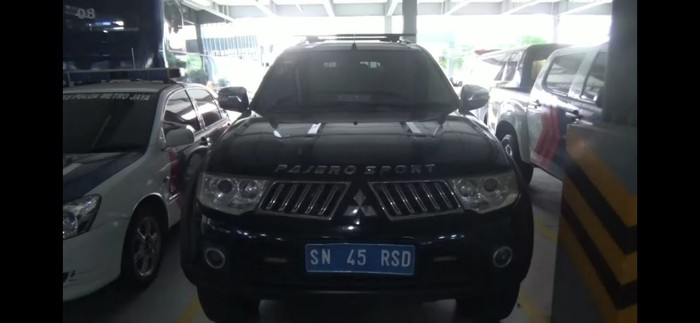 Kendaraan Mitsubishi Pajero bernomor polisi SN-45-RSD yang dikendarai oleh pria bernama Rusdi Karepesina (55) di Tol Cawang. Pria tersebut mengaku sebagai Jenderal Muda di Negara Kekaisaran Sunda Nusantara (Dok Polda Metro Jaya)