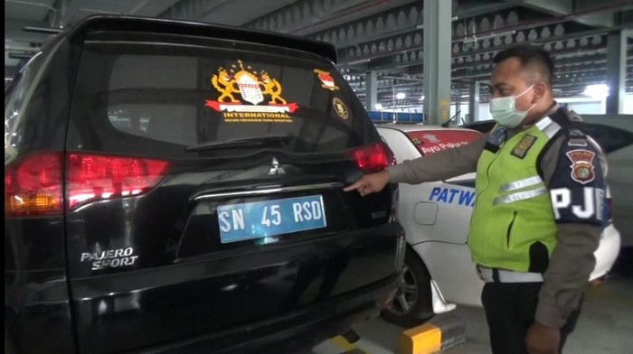 Kendaraan Mitsubishi Pajero bernomor polisi SN-45-RSD yang dikendarai oleh pria bernama Rusdi Karepesina (55) di Tol Cawang. Pria tersebut mengaku sebagai Jenderal Muda di Negara Kekaisaran Sunda Nusantara (Dok Polda Metro Jaya)
