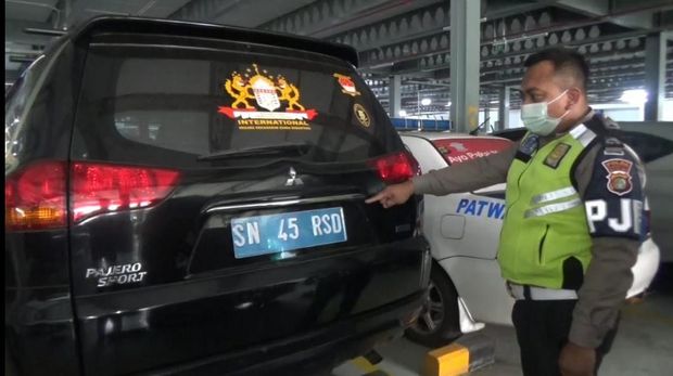 Kendaraan Mitsubishi Pajero bernomor polisi SN-45-RSD yang dikendarai oleh pria bernama Rusdi Karepesina (55) di Tol Cawang. Pria tersebut mengaku sebagai Jenderal Muda di 'Negara Kekaisaran Sunda Nusantara' (Dok Polda Metro Jaya)
