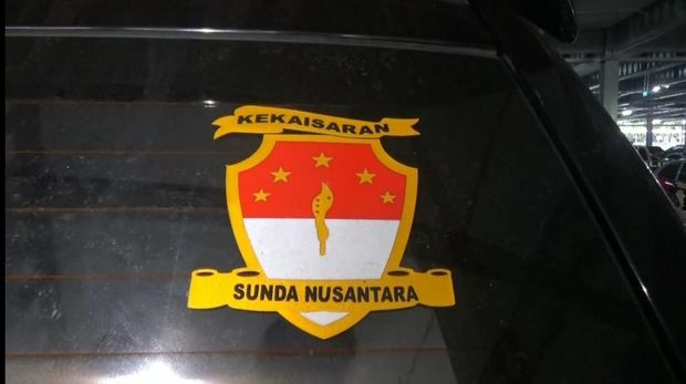 Kendaraan Mitsubishi Pajero bernomor polisi SN-45-RSD yang dikendarai oleh pria bernama Rusdi Karepesina (55) di Tol Cawang. Pria tersebut mengaku sebagai Jenderal Muda di 'Negara Kekaisaran Sunda Nusantara' (Dok Polda Metro Jaya)