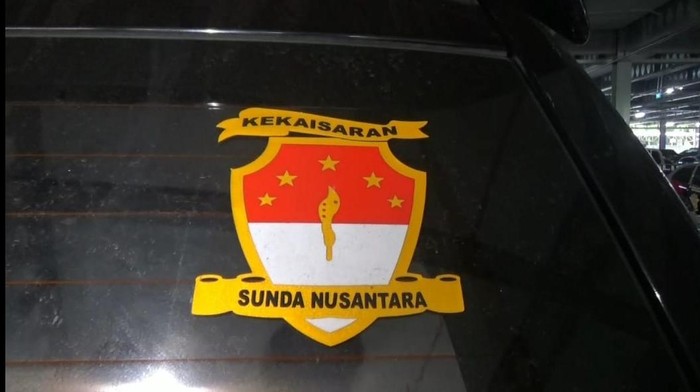 Kendaraan Mitsubishi Pajero bernomor polisi SN-45-RSD yang dikendarai oleh pria bernama Rusdi Karepesina (55) di Tol Cawang. Pria tersebut mengaku sebagai Jenderal Muda di Negara Kekaisaran Sunda Nusantara (Dok Polda Metro Jaya)