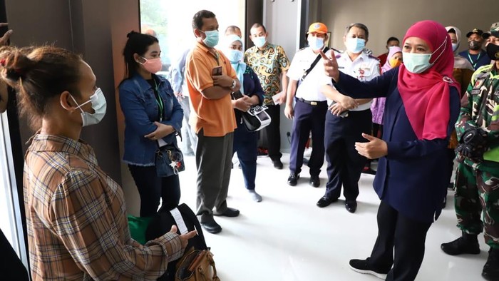 Khofifah bertemu TKI di Asrama Haji Surabaya