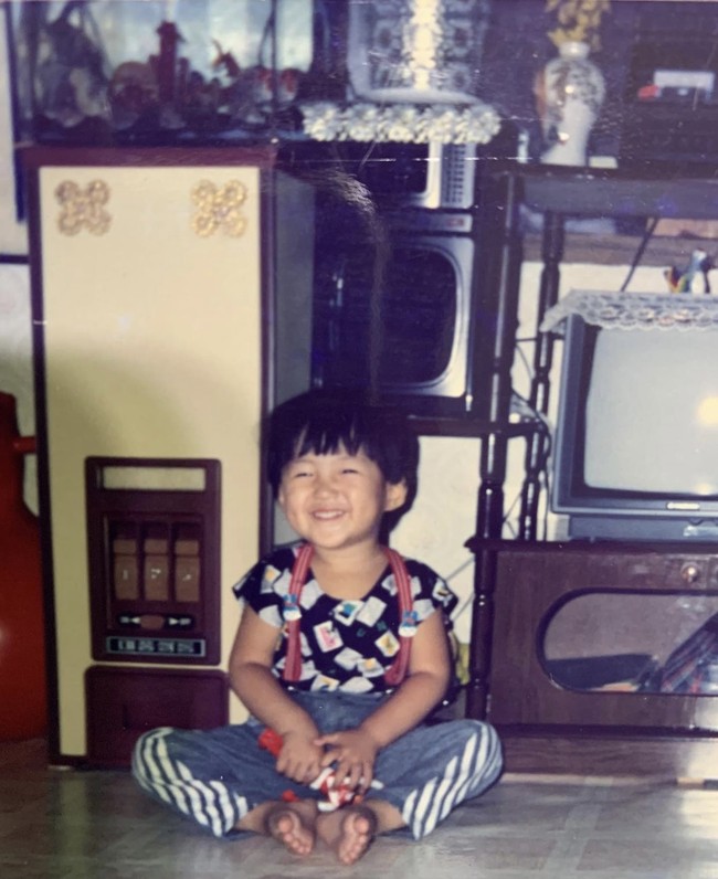 Ternyata lesung pipit khas Kim Seon Ho sudah terlihat sejak kecil. Saking gemasnya, Moon Ga Young yang menjadi pasangannya di Welcome to Waikiki 2 mengatakan, “Lesung pipitnya lucu.” Foto: dok. Instagram seonho__kim