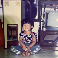 Ternyata lesung pipit khas Kim Seon Ho sudah terlihat sejak kecil. Saking gemasnya, Moon Ga Young yang menjadi pasangannya di Welcome to Waikiki 2 mengatakan, “Lesung pipitnya lucu.” Foto: dok. Instagram seonho__kim