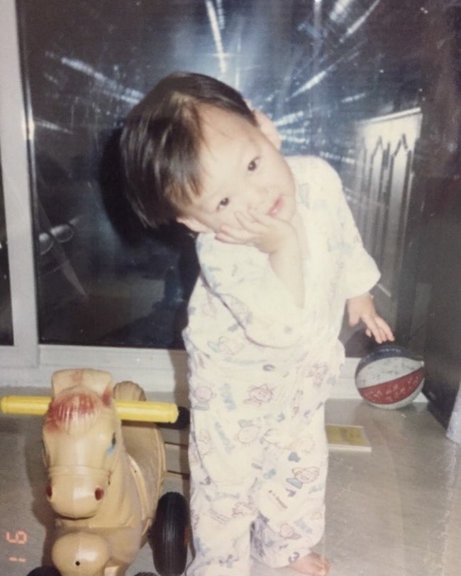 Untuk memperingati hari anak, Kim Woo Bin membagikan foto masa kecilnya yang menggemaskan. Bintang Uncontrollably Fond ini fotogenik dari kecil, ya. Foto: dok. Instagram ____kimwoobin