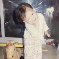 Untuk memperingati hari anak, Kim Woo Bin membagikan foto masa kecilnya yang menggemaskan. Bintang Uncontrollably Fond ini fotogenik dari kecil, ya. Foto: dok. Instagram ____kimwoobin