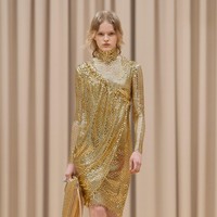 Inilah koleksi pakaian feminin Burberry untuk musim dingin 2021. Foto: Courtesy of Burberry.