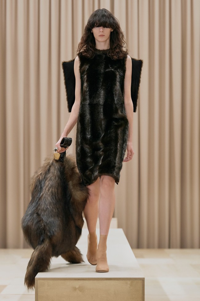 Inilah koleksi pakaian feminin Burberry untuk musim dingin 2021. Foto: Courtesy of Burberry.