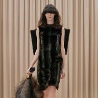 Inilah koleksi pakaian feminin Burberry untuk musim dingin 2021. Foto: Courtesy of Burberry.