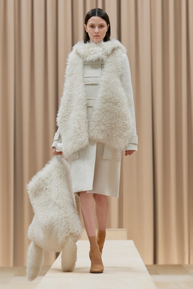 Inilah koleksi pakaian feminin Burberry untuk musim dingin 2021. Foto: Courtesy of Burberry.