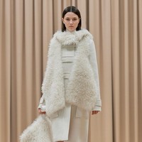 Inilah koleksi pakaian feminin Burberry untuk musim dingin 2021. Foto: Courtesy of Burberry.