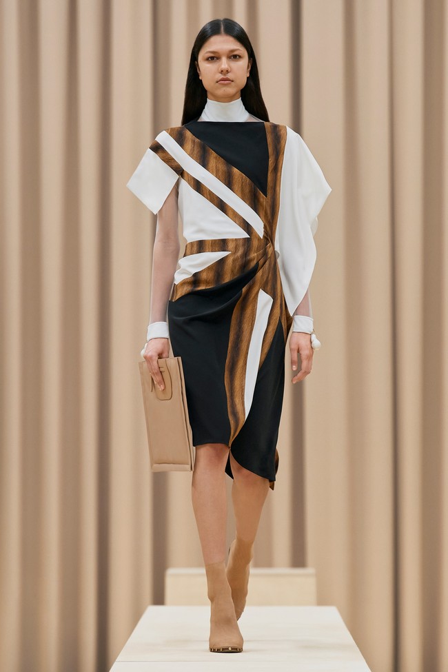 Inilah koleksi pakaian feminin Burberry untuk musim dingin 2021. Foto: Courtesy of Burberry.