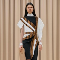 Inilah koleksi pakaian feminin Burberry untuk musim dingin 2021. Foto: Courtesy of Burberry.