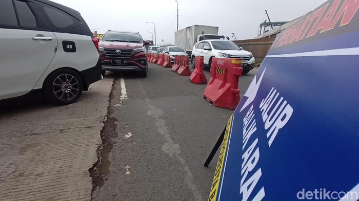 Kondisi lalu lintas di gerbang Tol Cileunyi, Kabupaten Bandung.