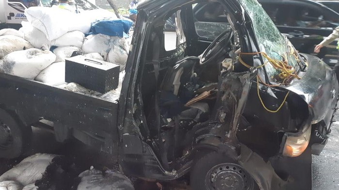Kondisi mobil pikap yang terbentur separator busway di Jakarta Timur (Dok Damkar Jakarta Timur)
