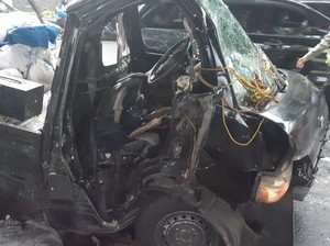 Pikap Tabrak Separator Busway di Jaktim, Sopir Terjepit Selama 1 Jam