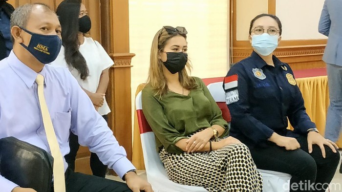 Leila Se, bule yang viral prank lukis masker di wajah untuk kelabui satpam (Sui Suadnyana/detikcom)