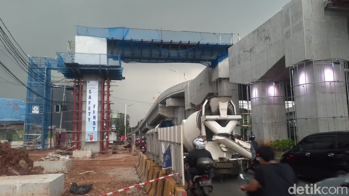 Macet jelang Flyover Tapal Kuda Lenteng Agung, dari arah Tanjung Barat, 5 Mei 2021 sore. (Afzal Nur Iman/detikcom)