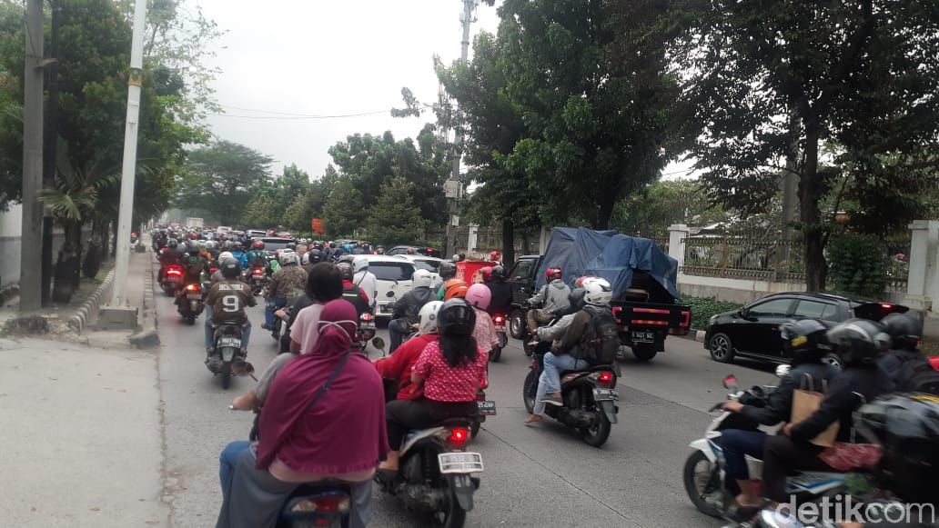 Macet jelang Flyover Tapal Kuda Lenteng Agung, dari arah Tanjung Barat, 5 Mei 2021 sore. (Afzal Nur Iman/detikcom)