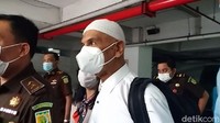 Mark Sungkar yang sudah menjadi tahanan kota keluar dari penjara hari ini, Rabu (5/5/2021). (Foto: Pingkan/detikcom) 