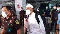 Bisa keluar dari penjara dan jadi tahanan kota, membuat Mark Sungkar tak henti-hentinya mengucap syukur. Pria berusia 72 tahun itu juga memohon maaf. (Foto: Pingkan/detikcom) 