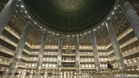 Diketahui, Masjid Istiqlal kembali membuka dan menggelar ibadah shalat tarawih berjamaah di bulan Ramadhan tahun ini.   