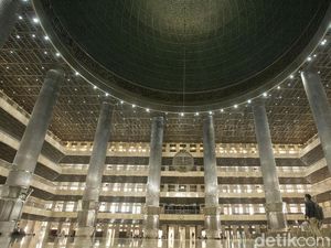 Viral Lampu Warna-warni Masjid Istiqlal, Ini Penjelasan Waskita Karya