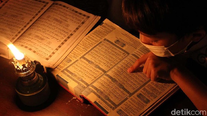 Melihat Tradisi Ngaji Sentir di Ponpes Baitul Musthofa Tradisi ngaji sentir atau mengaji dengan penerangan lampu minyak masih terjaga di Pondok Pesantren Baitul Musthofa, Solo, Jawa Tengah. Yuk lihat.