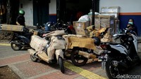 Tak heran di momen jelang Lebaran, jasa pengiriman motor kerap sibuk dengan permintaan pengiriman sepeda motor.  