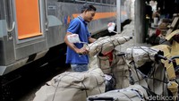 Bila pada musim mudik 2 tahun lalu para penyedia jasa pengiriman motor  bisa mengirimkan puluhan sepeda motor ke berbagai daerah di Pulau Jawa, di musim pandemi COVID-19 seperti saat ini permintaan pengiriman jasa sepeda motor mengalami penurunan.