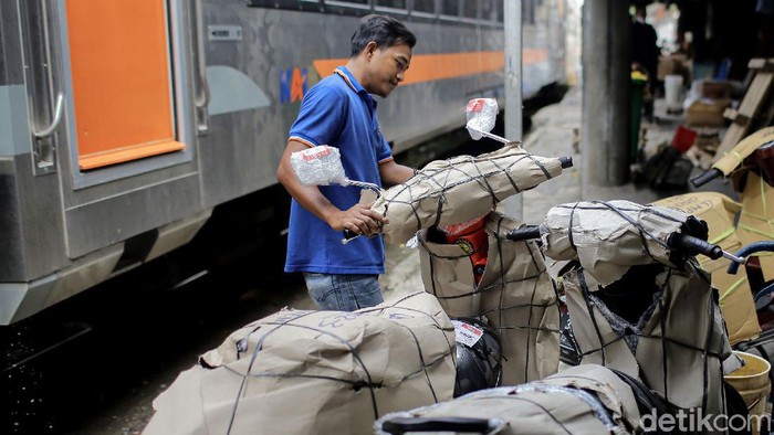 Aktivitas jasa pengiriman paket barang maupun motor kerap sibuk menjelang Lebaran. Pasalnya tak sedikit warga yang memanfaatkan jasa itu untuk mengirim motor ke kampung halaman untuk mudik.