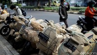 Salah satu faktornya adalah adanya larangan mudik guna mencegah penyebaran virus Corona. Penurunan permintaan pengiriman sepeda motor ini mencapai lebih dari 80%.  