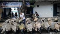 Seorang petugas tengah memeriksa sepeda motor yang akan dikirim ke sejumlah daerah di Pulau Jawa, Jakarta, Rabu (5/5/2021).