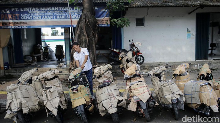 Menengok Sibuknya Jasa Pengiriman Motor Jelang Lebaran Aktivitas jasa pengiriman paket barang maupun motor kerap sibuk menjelang Lebaran. Pasalnya tak sedikit warga yang memanfaatkan jasa itu untuk mengirim motor ke kampung halaman untuk mudik.