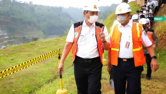 Menteri Koordinator Bidang Kemaritiman dan Investasi (Menko Marves) Luhut Binsar Pandjaitan dan Gubernur DKI Anies Baswedan.