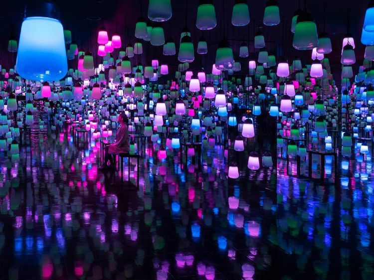 Foto Dunia Lain di Lobi Hotel Jepang